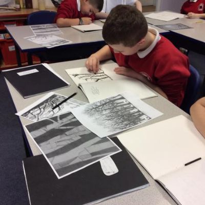 Year 6 have used charcoal to add texture and shading to create the forest scene described in the opening of the poem ‘The Highwayman’.