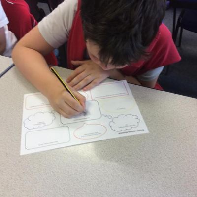Oak Class had a great afternoon looking at artefacts.