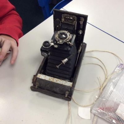 Cedar Class had great fun examining artefacts brought in from home during our ‘Antiques Roadshow’ afternoon.